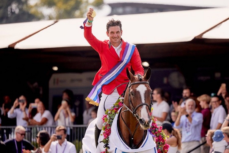 click to enlarge photo Steve Guerdat shows off his European Show Jumping Championships gold medal. (Photo courtesy FEI)